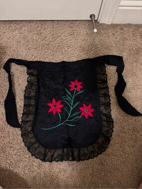 Folclórico Black apron with red flowers and green stems handmade #dance #folclór